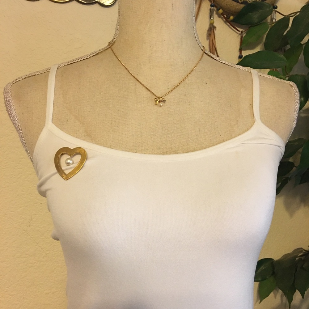 Vintage gold tone heart dangle pearl accent brooch - Picture 5 of 5